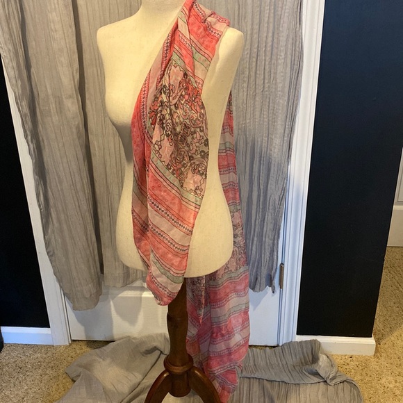Beautiful scarf/wrap, purchased in Portugal - Picture 1 of 6